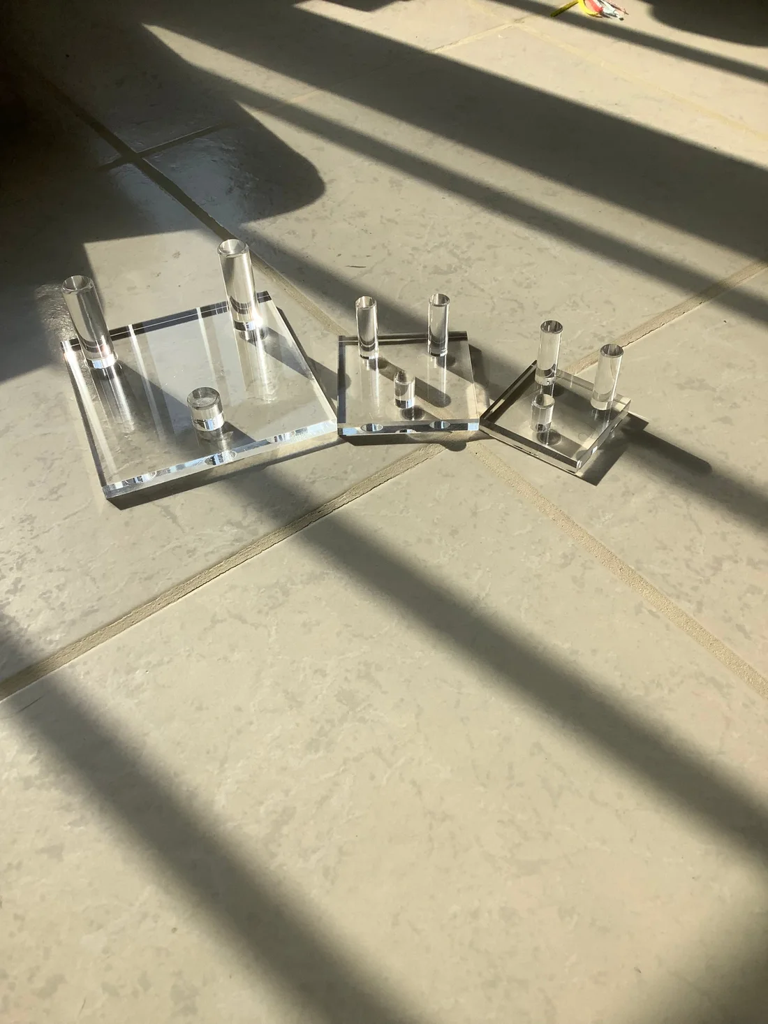 Acrylic specimen stand